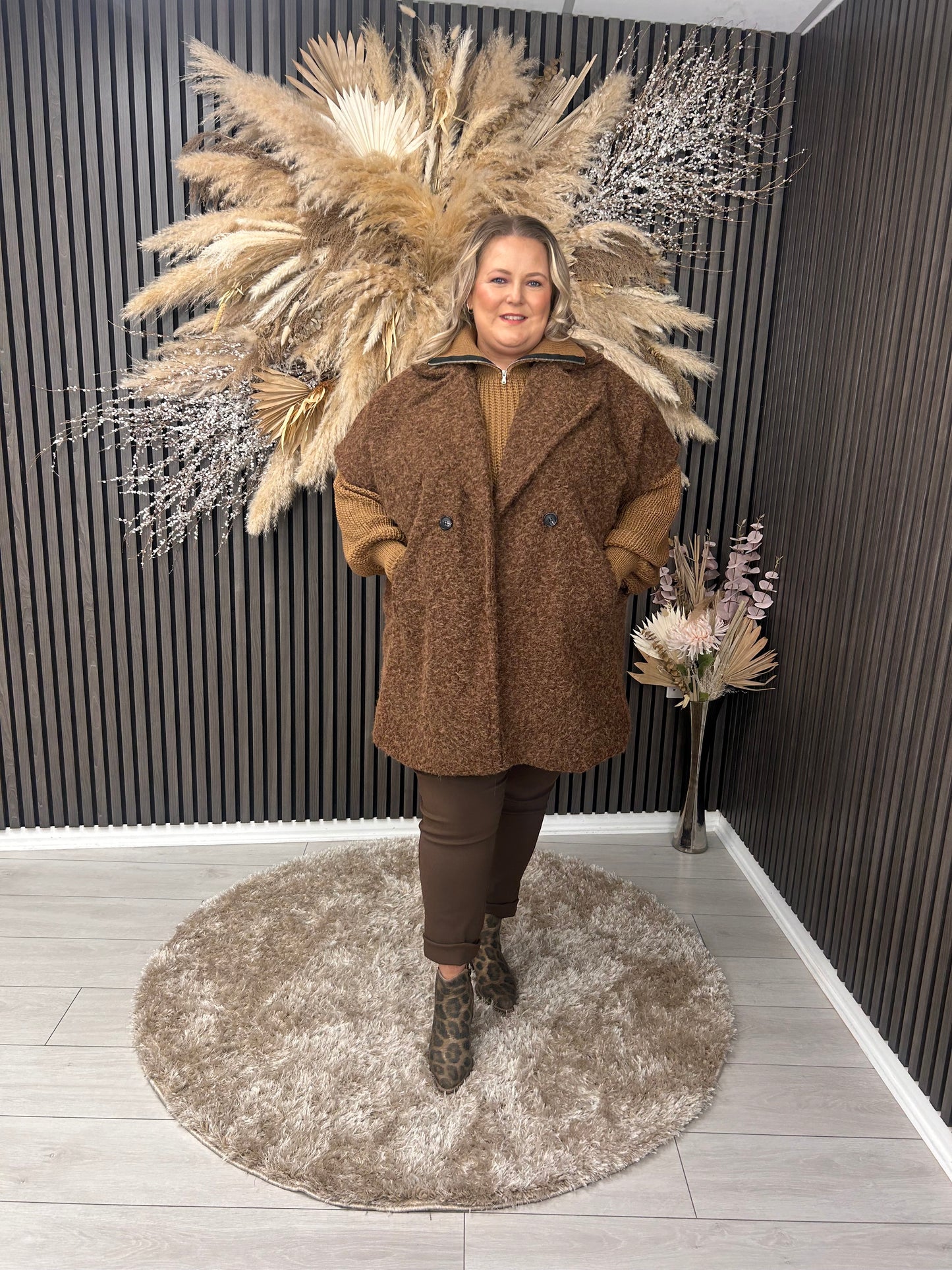 SASKIA SLEEVELESS JACKET - BROWN