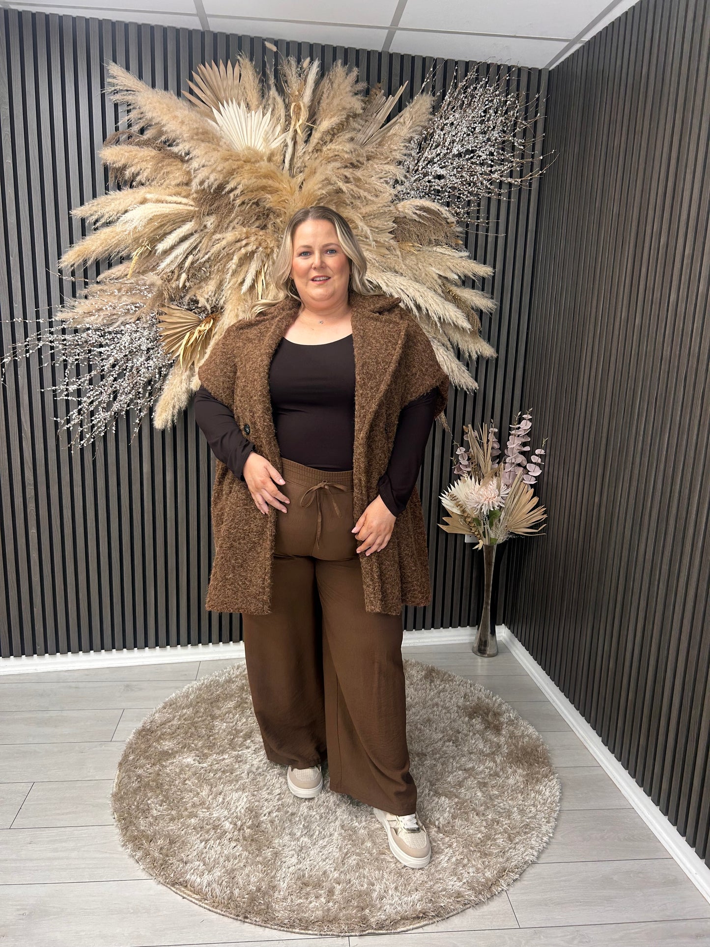 SASKIA SLEEVELESS JACKET - BROWN