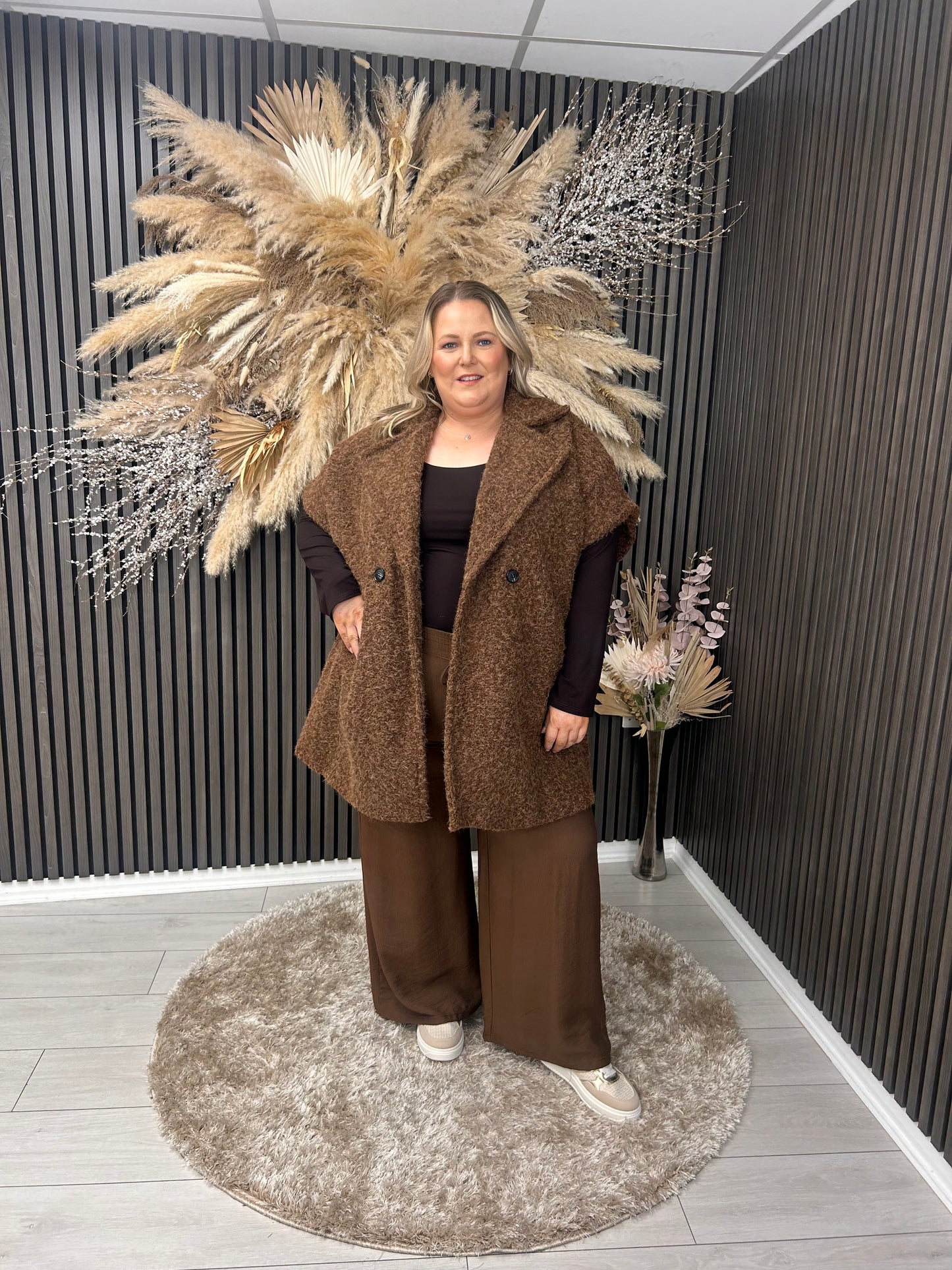 SASKIA SLEEVELESS JACKET - BROWN