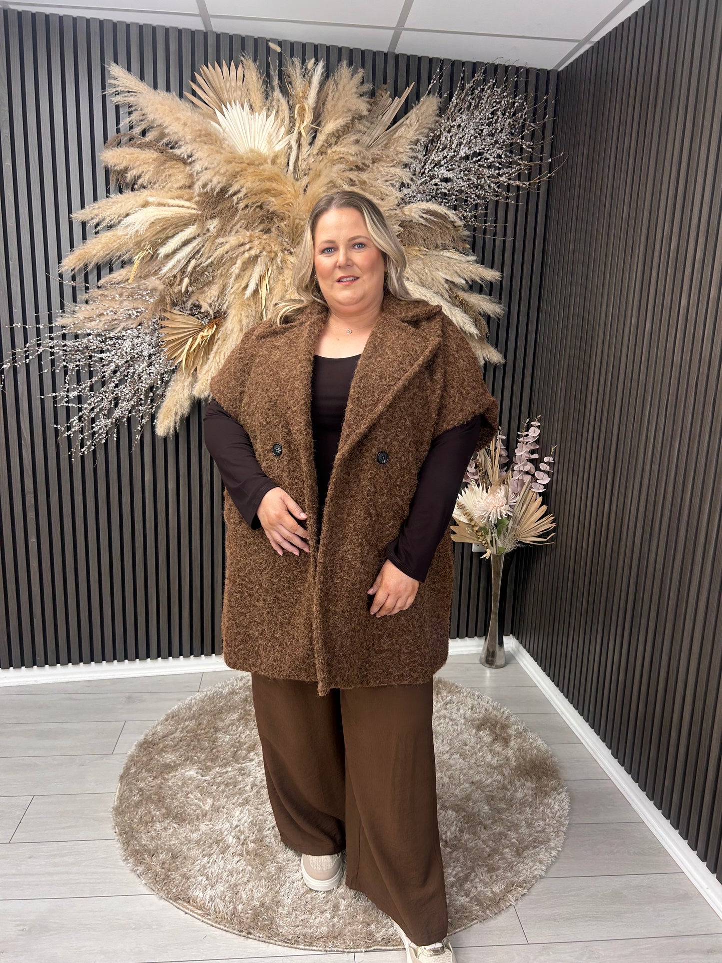 SASKIA SLEEVELESS JACKET - BROWN