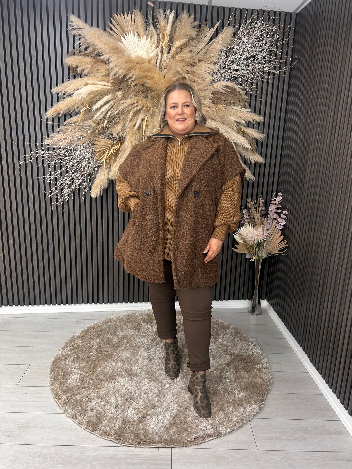 SASKIA SLEEVELESS JACKET - BROWN